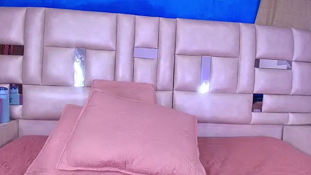 emmacurvy online show from September 25, 2025, 3:10 am