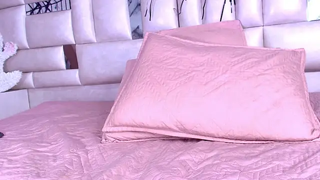 emmacurvy online show from October 23, 2025, 3:06 am