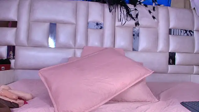 emmacurvy online show from October 26, 2025, 3:12 am