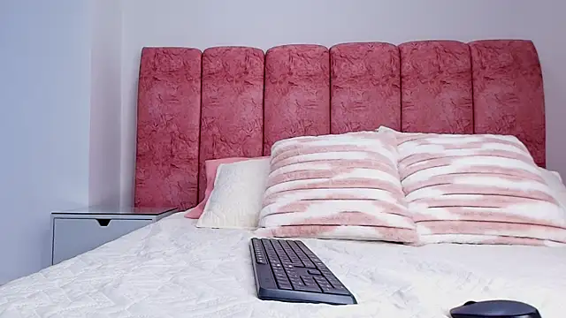 emmacurvy online show from November 11, 2025, 3:06 am