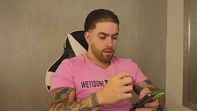 Snapshot of Ades_Lowe chatting on November 16, 2025, 12:00 pm Ades Lowe online show from November 16, 2025, 12:00 pm