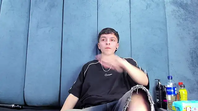 Megan Thompson  online show from March 25, 2026, 2:06 am