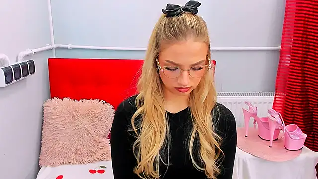 Snapshot of EvetteRose chatting on May 22, 2026, 2:33 pm EvetteRose online show from May 22, 2026, 2:33 pm
