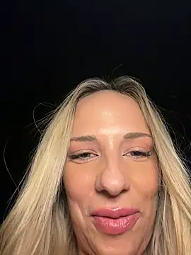 Snapshot of SweetBella95_ chatting on July 4, 2026, 11:00 pm SweetBella95 online show from July 4, 2026, 11:00 pm