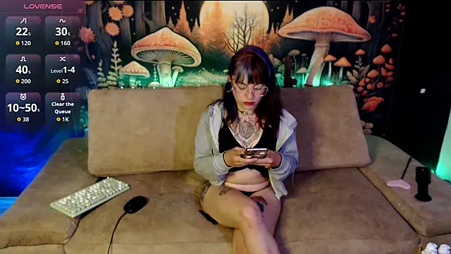 Snapshot of LunaBunny8 chatting on September 23, 2025, 12:13 am LunaBunny8 online show from September 23, 2025, 12:13 am