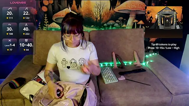 Snapshot of LunaBunny8 chatting on October 7, 2025, 8:11 am LunaBunny8 online show from October 7, 2025, 8:11 am