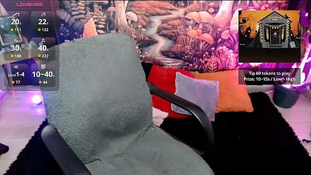 Snapshot of LunaBunny8 chatting on October 24, 2025, 1:03 am LunaBunny8 online show from October 24, 2025, 1:03 am