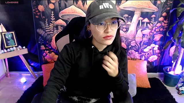 Snapshot of LunaBunny8 chatting on November 6, 2025, 3:13 pm LunaBunny8 online show from November 6, 2025, 3:13 pm