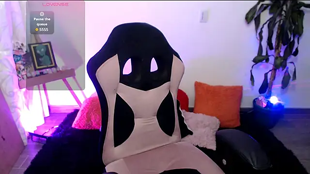 Snapshot of LunaBunny8 chatting on November 13, 2025, 1:59 am LunaBunny8 online show from November 13, 2025, 1:59 am