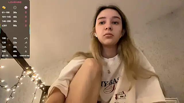 Snapshot of DanaCore chatting on October 1, 2025, 3:40 pm DanaCore online show from October 1, 2025, 3:40 pm