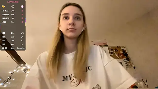 Snapshot of DanaCore chatting on October 17, 2025, 3:47 pm DanaCore online show from October 17, 2025, 3:47 pm