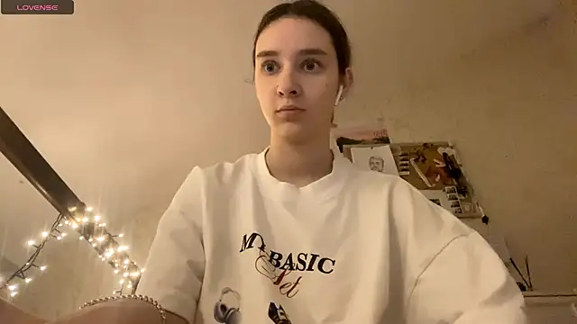 Snapshot of DanaCore chatting on November 8, 2025, 3:23 pm DanaCore online show from November 8, 2025, 3:23 pm