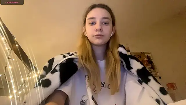 Snapshot of DanaCore chatting on November 11, 2025, 6:08 pm DanaCore online show from November 11, 2025, 6:08 pm