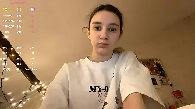 Snapshot of DanaCore chatting on November 14, 2025, 5:44 pm DanaCore online show from November 14, 2025, 5:44 pm