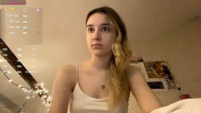 Snapshot of DanaCore chatting on November 28, 2025, 4:31 pm DanaCore online show from November 28, 2025, 4:31 pm