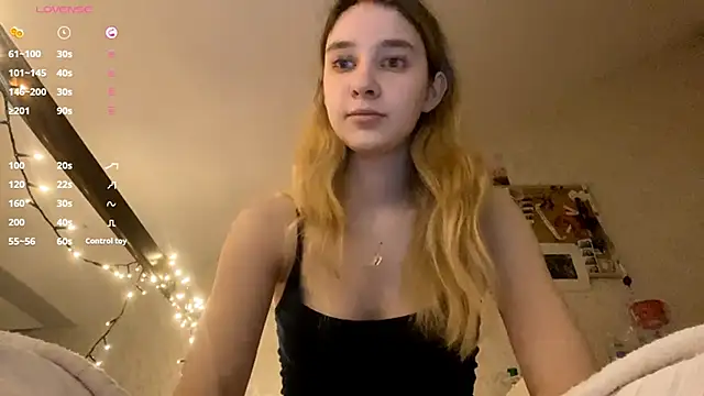 Snapshot of DanaCore chatting on December 2, 2025, 5:30 pm DanaCore online show from December 2, 2025, 5:30 pm