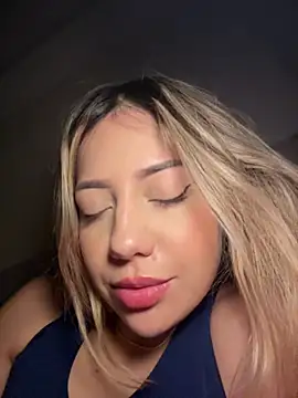 Snapshot of MissCat_ chatting on December 19, 2025, 3:02 am MissCat online show from December 19, 2025, 3:02 am