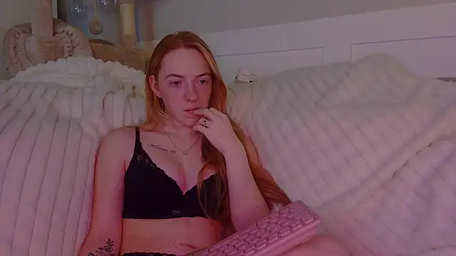 Snapshot of Little-Red21 chatting on December 2, 2025, 11:45 pm Little-Red21 online show from December 2, 2025, 11:45 pm