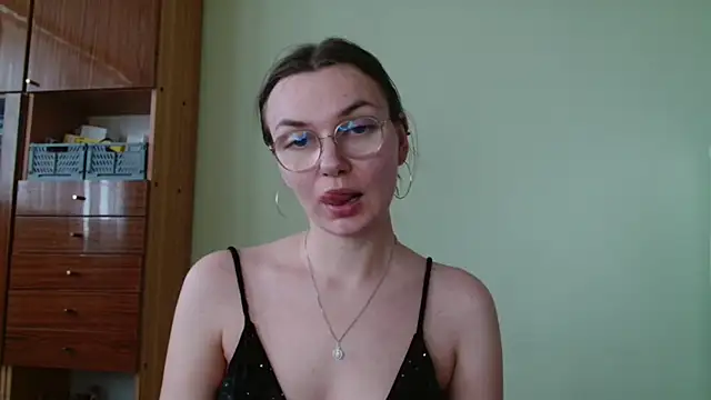 LooveELLYx online show from October 6, 2025, 1:30 pm