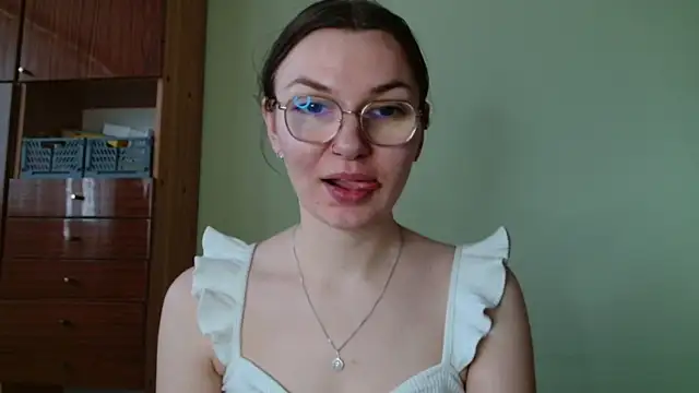 LooveELLYx online show from February 9, 2026, 7:56 am