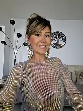 CelynaRoss online show from April 16, 2026, 9:32 am