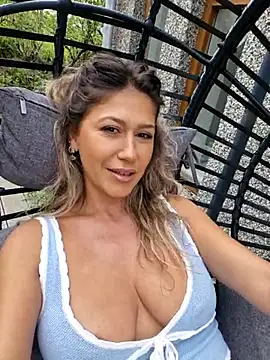 CelynaRoss online show from May 31, 2026, 1:51 pm