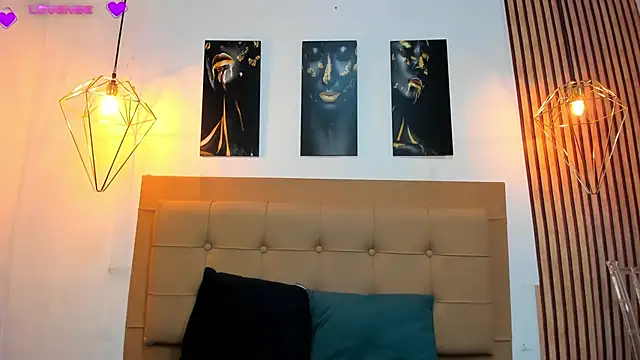 alesziarose online show from September 17, 2025, 8:10 pm