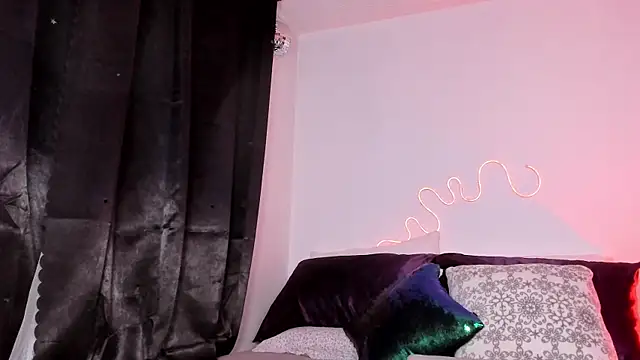 Snapshot of Londonttipton chatting on April 7, 2026, 11:37 pm Londonttipton online show from April 7, 2026, 11:37 pm
