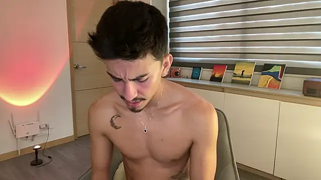 sweettaaron01 online show from November 12, 2025, 5:13 pm