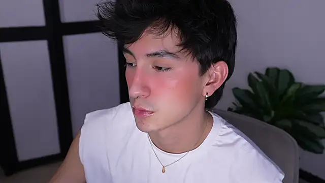 sweettaaron01 online show from June 26, 2026, 11:20 pm