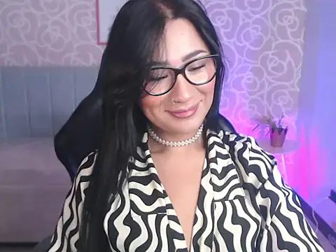 evelyn ch  online show from September 18, 2025, 10:50 am