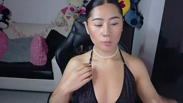 evelyn ch  online show from October 10, 2025, 10:47 am