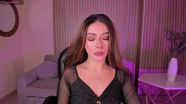 Snapshot of IsabellaMoreau chatting on July 7, 2026, 8:13 pm IsabellaMoreau online show from July 7, 2026, 8:13 pm