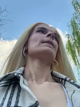 SelenaDaze online show from April 8, 2026, 4:23 am