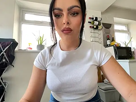 Snapshot of FrancescaXO chatting on June 4, 2026, 12:55 pm FrancescaXO online show from June 4, 2026, 12:55 pm