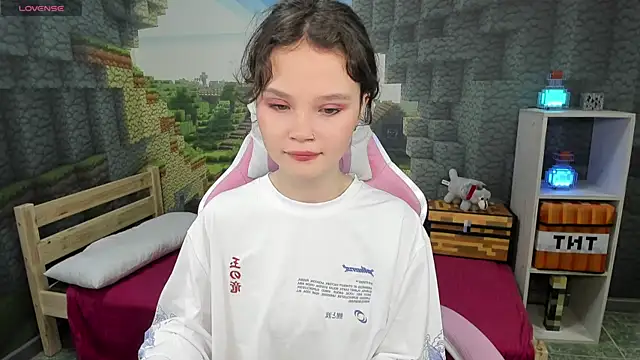 EmilyChaves online show from September 22, 2025, 10:56 pm