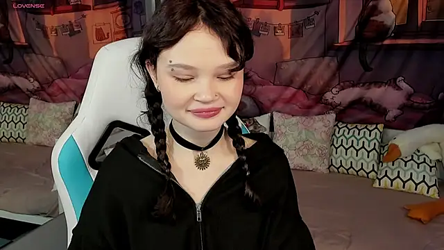 EmilyChaves online show from April 7, 2026, 6:03 am