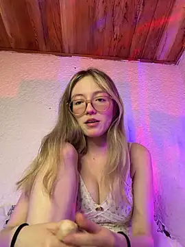 ReenKitty online show from March 27, 2026, 5:35 am