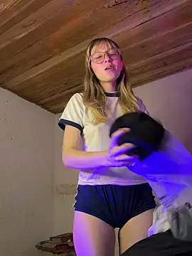 ReenKitty online show from May 18, 2026, 5:02 am