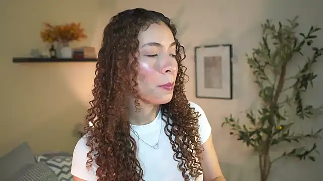 Snapshot of isabella-garcia- chatting on June 18, 2026, 2:45 am isabella-garcia- online show from June 18, 2026, 2:45 am
