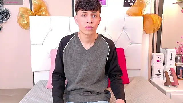 Snapshot of Axel__Evans chatting on December 15, 2025, 1:04 pm Axel Evans online show from December 15, 2025, 1:04 pm