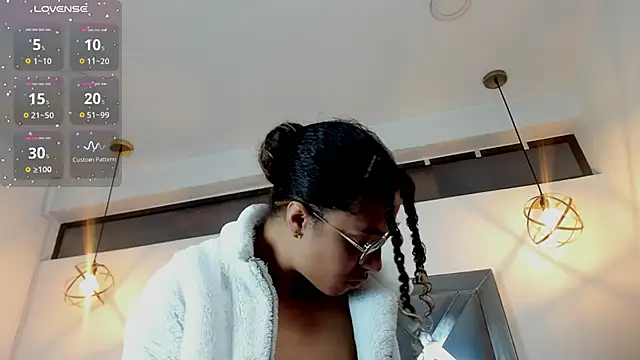 Hanna Cornee  online show from November 26, 2025, 1:12 pm