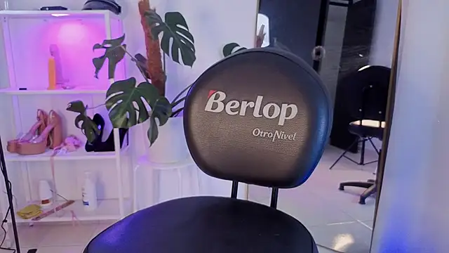 Snapshot of VickyGrey chatting on November 18, 2025, 6:45 pm VickyGrey online show from November 18, 2025, 6:45 pm