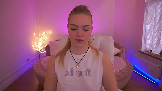 Snapshot of CelesteNoir chatting on December 18, 2025, 7:58 am CelesteNoir online show from December 18, 2025, 7:58 am