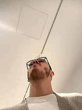 xAaronx9095 online show from September 25, 2025, 7:23 am