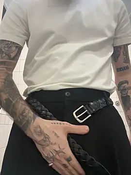 xAaronx9095 online show from October 9, 2025, 2:42 am