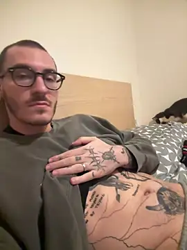 xAaronx9095 online show from November 11, 2025, 8:14 am