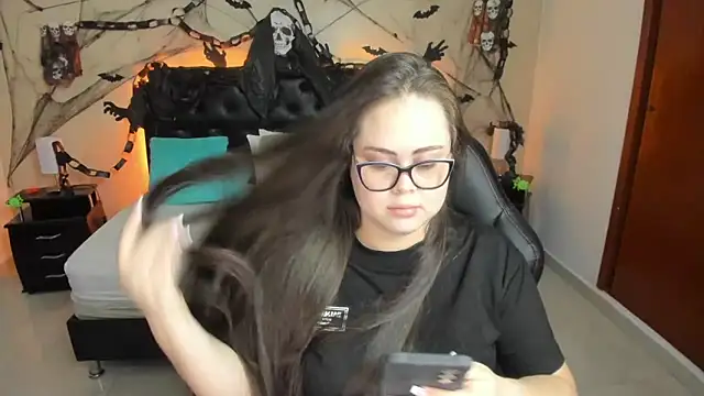 LolaVillalobos online show from October 16, 2025, 2:07 pm