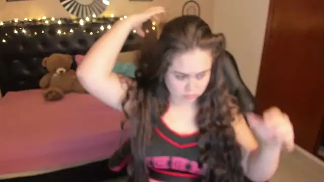 LolaVillalobos online show from December 3, 2025, 1:53 pm