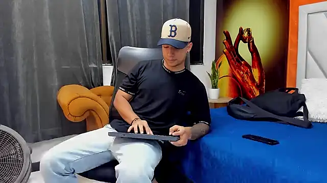 jaze bradley online show from November 29, 2025, 11:24 am